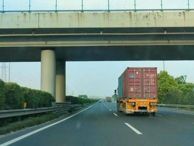 浙江省高速公路對所有上高速的集裝箱運(yùn)輸車輛實(shí)施入口稱重檢測